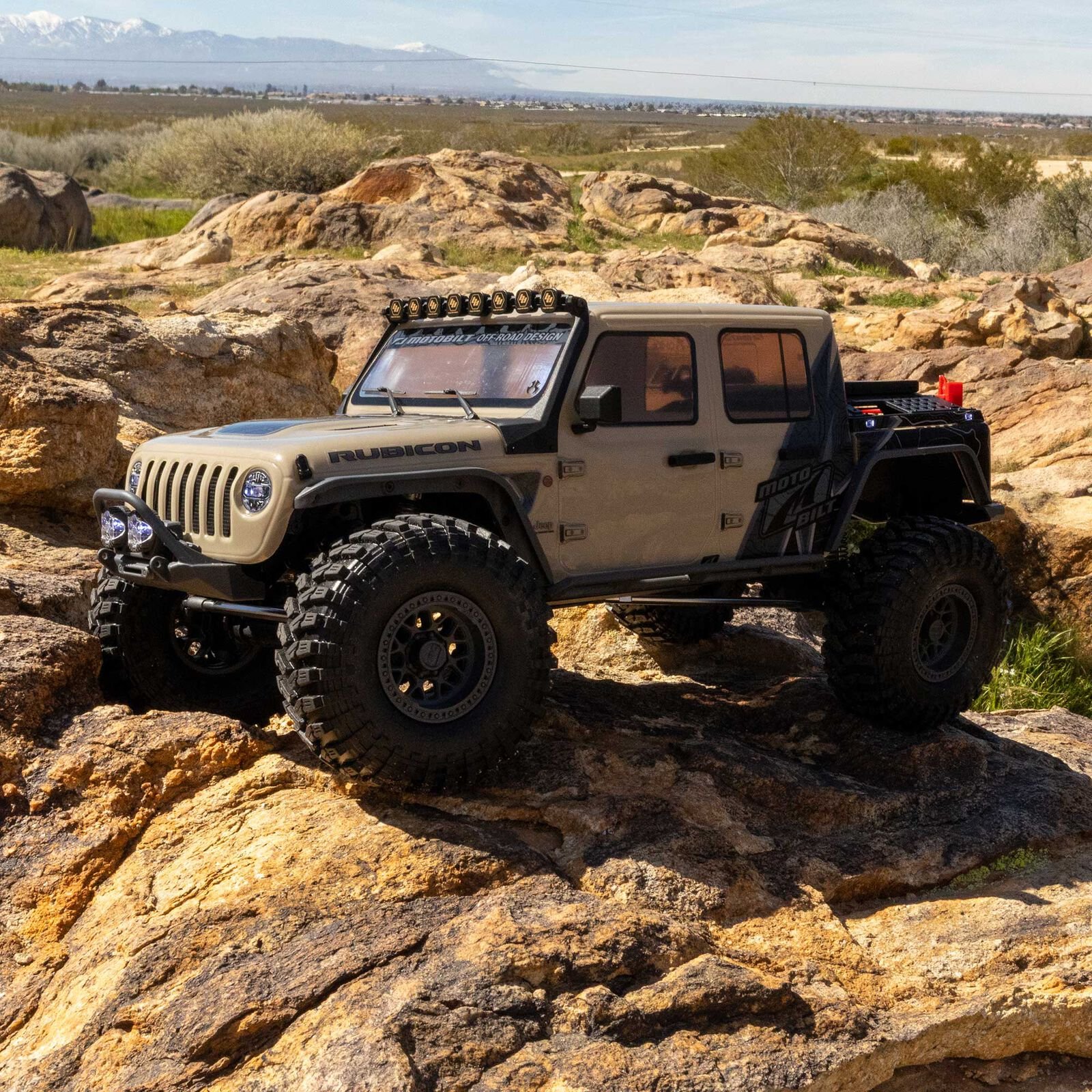 Axial 1/10 SCX10 III Motobilt Waypoint Jeep JT Gladiator 4X4 RTR Brushed Rock Crawler, Tan - Image 5