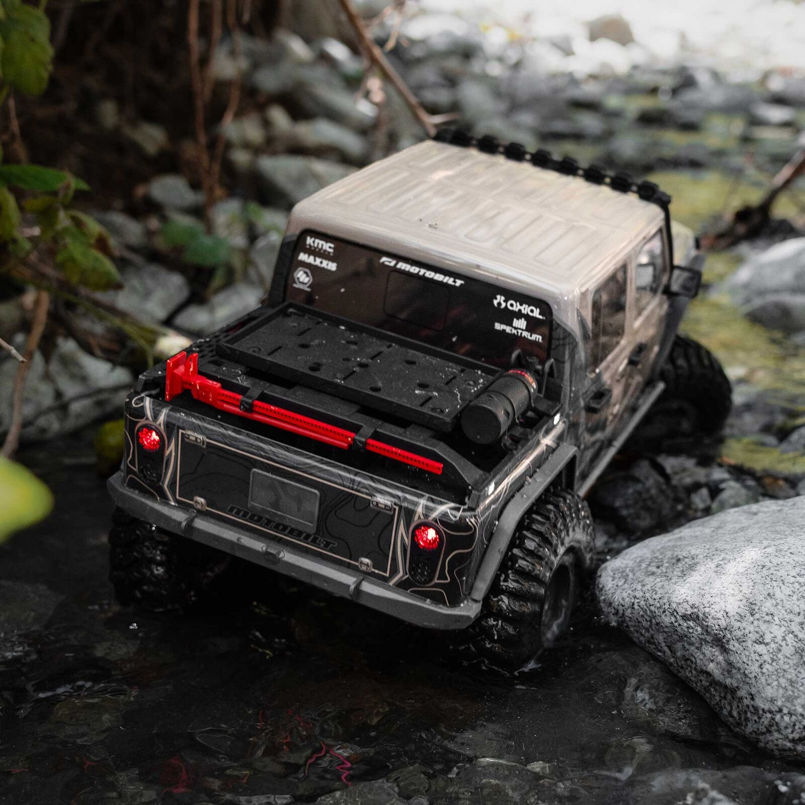 Axial 1/10 SCX10 III Motobilt Waypoint Jeep JT Gladiator 4X4 RTR Brushed Rock Crawler, Tan - Image 6